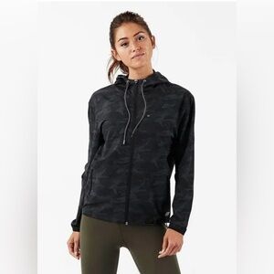 Vuori Outdoor Trainer Shell Jacket in Black Camo Size Medium